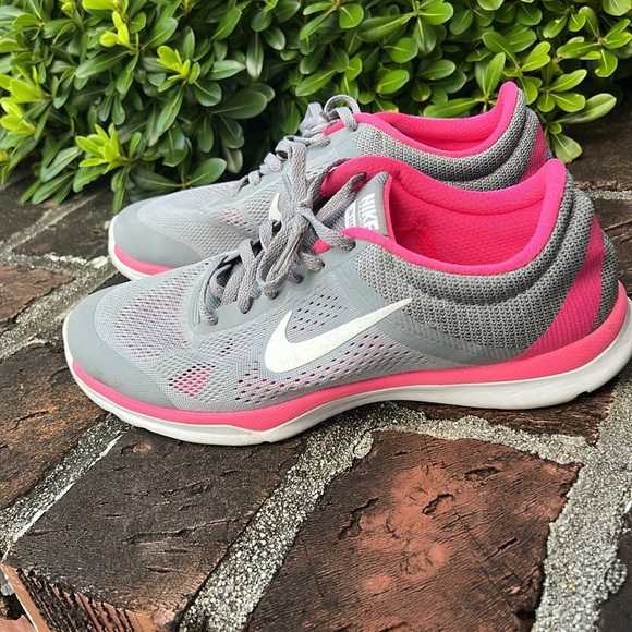 Nike training "in season 5" gray & pink sneakers Size 9 - Picture 2 of 9